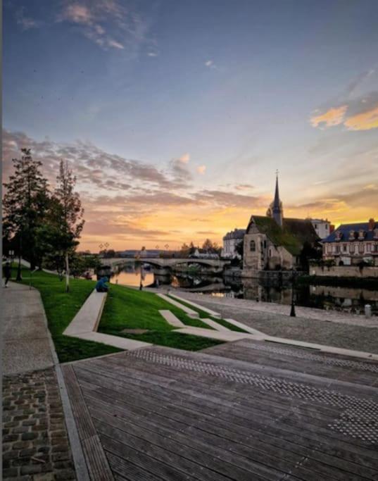 La Patte Blanche Terrasse Centre Ville Sens 6M Gare المظهر الخارجي الصورة